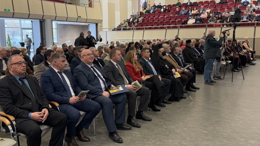 Пенчо Милков връчи почетен плакет на акад. Христо Белоев  за удостояването му със званието "Доктор хонорис кауза“ на Русенския университет  