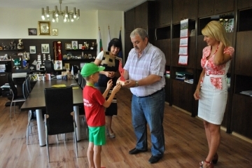 7-годишният шампион по триатлон с флаг на Община Русе