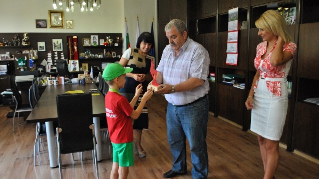 7-годишният шампион по триатлон с флаг на Община Русе