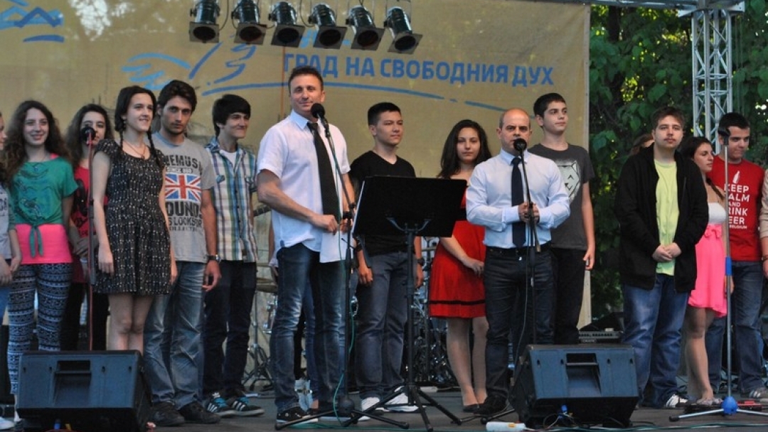 Кметът Пламен Стоилов връчи Награда за иновации на преподавател по информатика