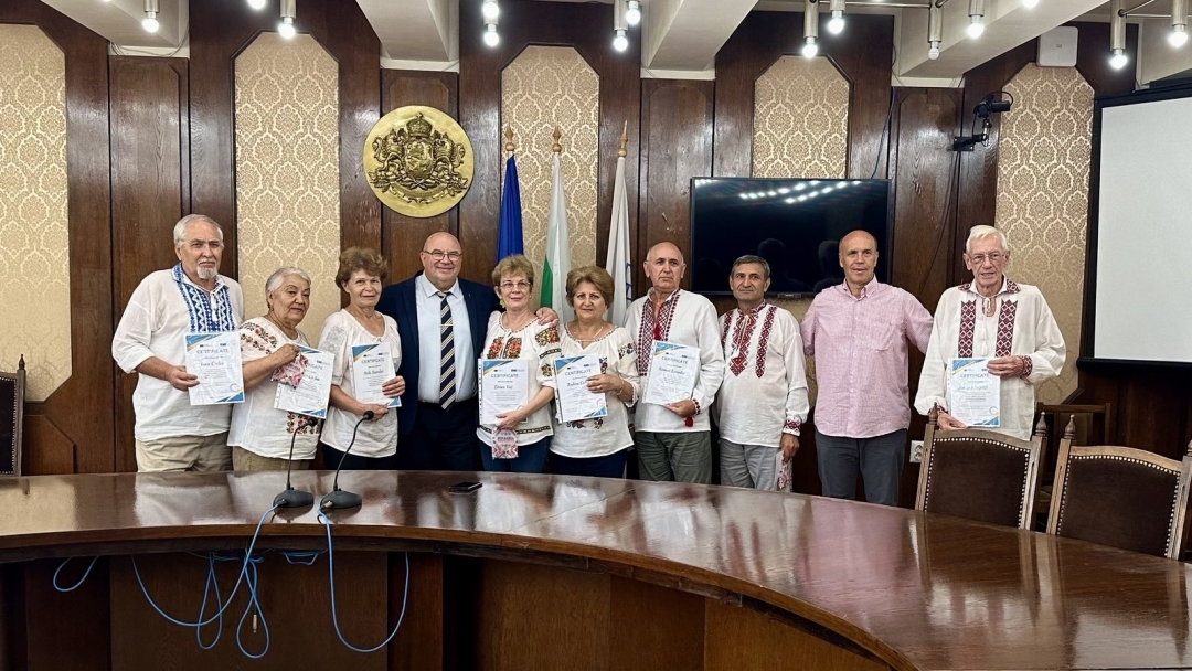 Осем румънски старши инструктори са отличени от зам.-кмета Енчо Енчев за активното си участие в проекта "VitalSport: Активно стареене чрез спорта"