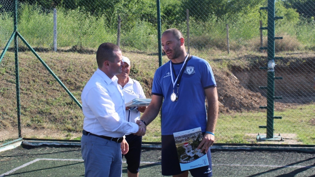 Mayor Pencho Milkov awarded the players of FC Levski 2000 Ruse