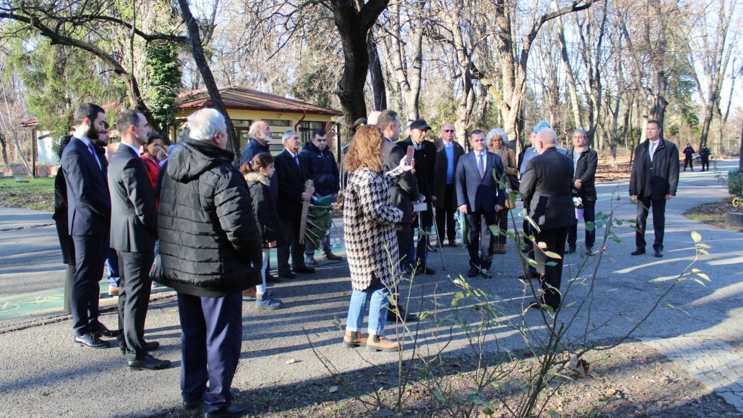 Mayor Pencho Milkov laid flowers at the Hristo Botev monument in Bucharest