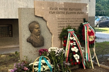 В Международния ден на учителя в Русе откриха паметен знак на Стоян Михайловски