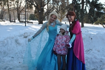 Работилничка на тема "Замръзналото кралство" и приказен герой от сняг събраха стотици в центъра на Русе