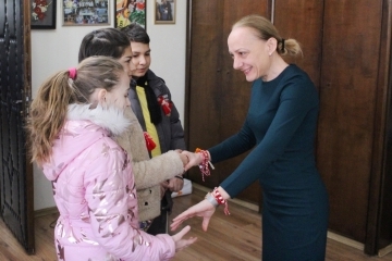 Със собственоръчно направени мартенички малки доброволци  поздравиха екипа на Община Русе