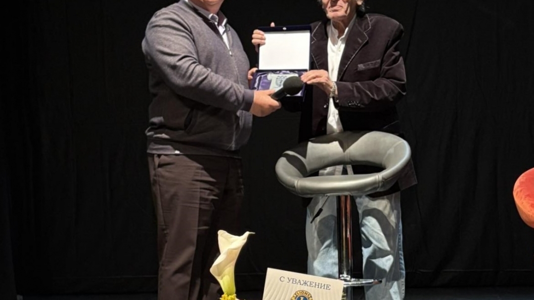 Музикално-поетичният спектакъл на Михаил Белчев събра почитатели на българската песен и поезия в Доходното здание в Русе