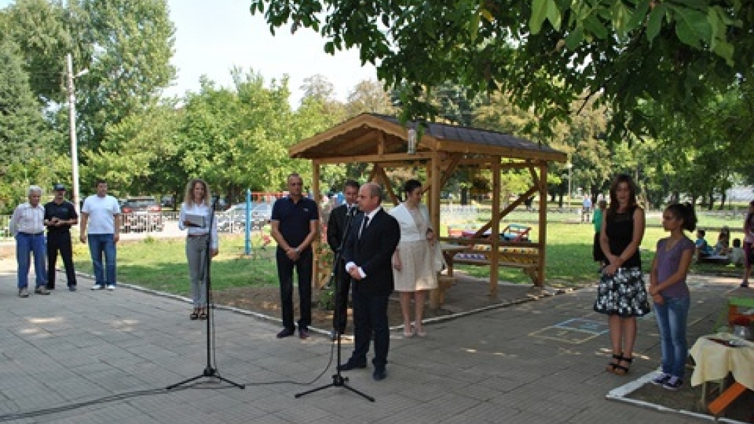 Министър Танева и кметът Стоилов откриха детска и спортна площадка в град Мартен