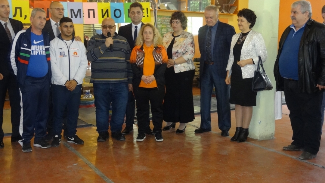 Зам-кметът г-н Иван Григоров поздрави Ангел Русев-вицеевропейския шампион по вдигане на тежести 
