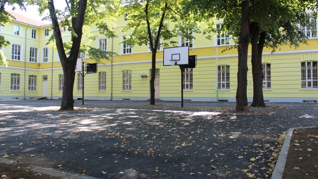 Община Русе изцяло обнови спортната площадка в двора на ПАГ "Гео Милев"