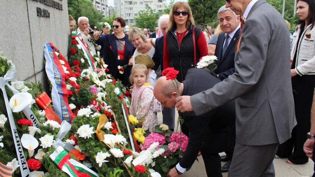 Кметът Пламен Стоилов присъства на церемонията за Деня на победата
