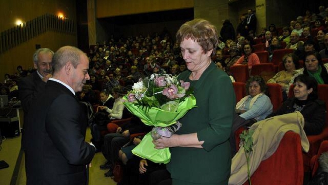 Кметът Пламен Стоилов поздрави с предстоящия 8-и март дамите от „Съюз на пенсионерите 2004”
