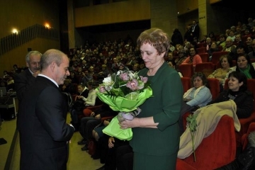 Кметът Пламен Стоилов поздрави с предстоящия 8-и март дамите от „Съюз на пенсионерите 2004”