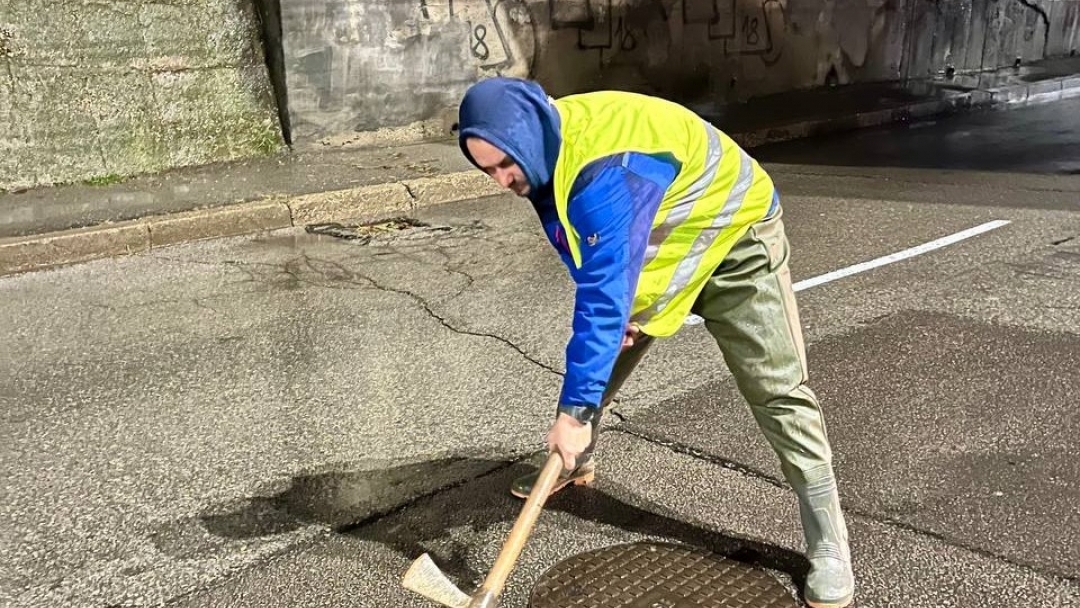 Екипи на общинските предприятия и Пожарната служба продължават дейностите по възстановяване на участъци от инфраструктурата в Русе