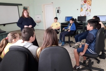 Доброволците от ОУ "Никола Обретенов" отбелязват деня на розовата фланелка