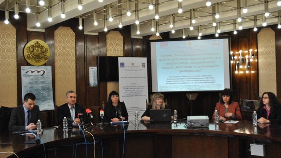 Пресконференция за представяне на напредъка по проекта „Благоустрояване и достъпна градска среда на централна градска зона” се проведе днес