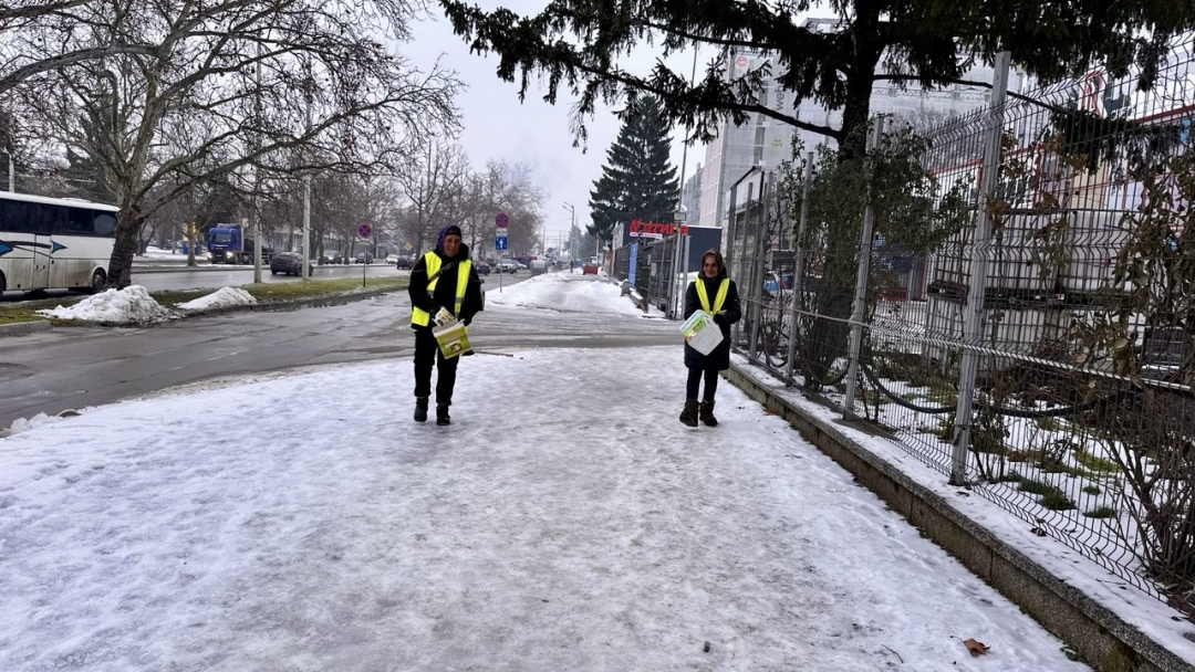 Над 150 служители са мобилизирани за обработка на тротоарите срещу заледяване