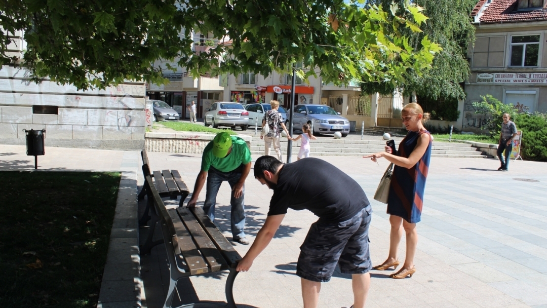 10 нови пейки пред „Булстрад Арена“ и още 40 в централната градска част            