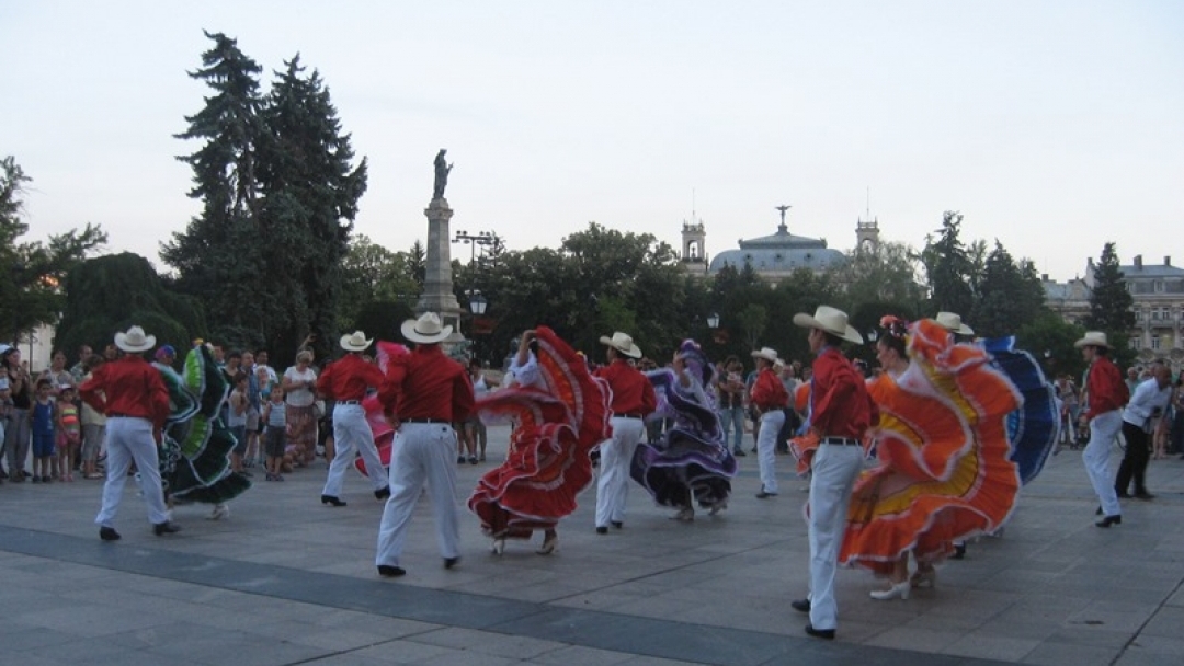 Мексикански фолклорни танци и латино ритми завладяха Русе