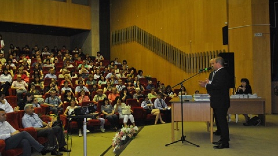 Кметът Пламен Стоилов подари „Паспорт Русе“ на абитуриенти от Математическата гимназия