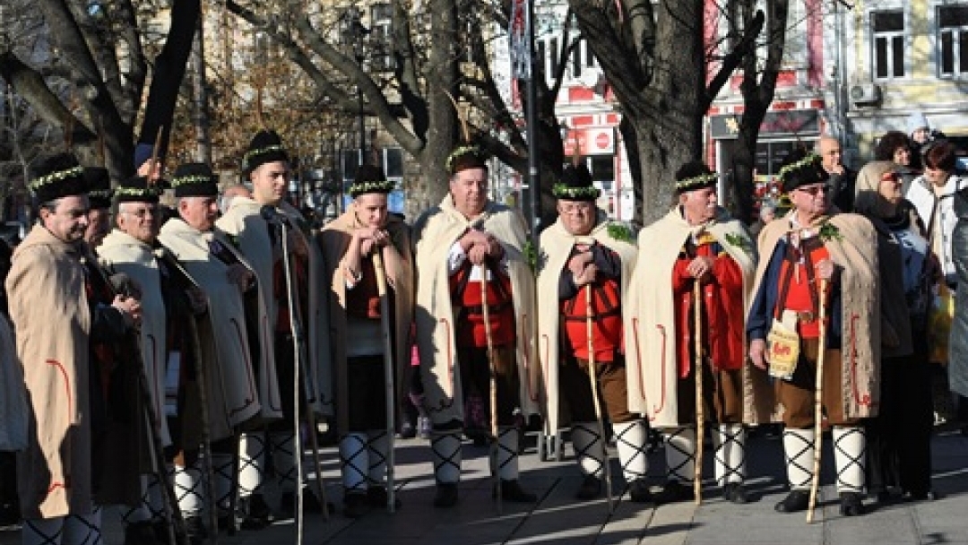 Заместник-кметът Иван Григоров посрещна коледари на градския площад 