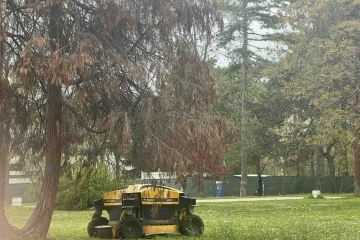 Продължава косенето на тревни площи в Русе