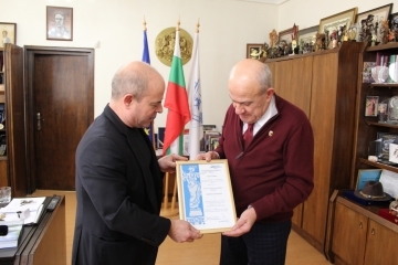 Кметът Пламен Стоилов връчи златна значка "Русе" на именития цигулар Минчо Минчев