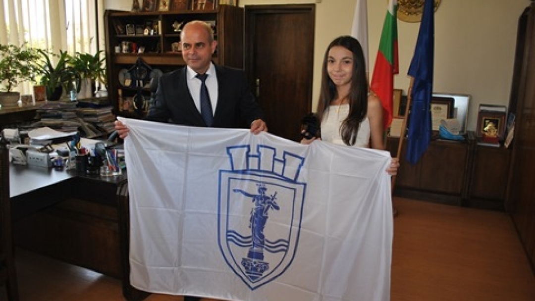 Кметът Пламен Стоилов отличи със златна значка „Русе“ Габриела Йорданова