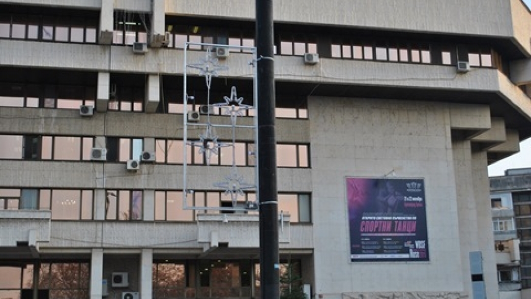 Триметров Дядо Коледа с шейна и елени ще радва русенци на площада