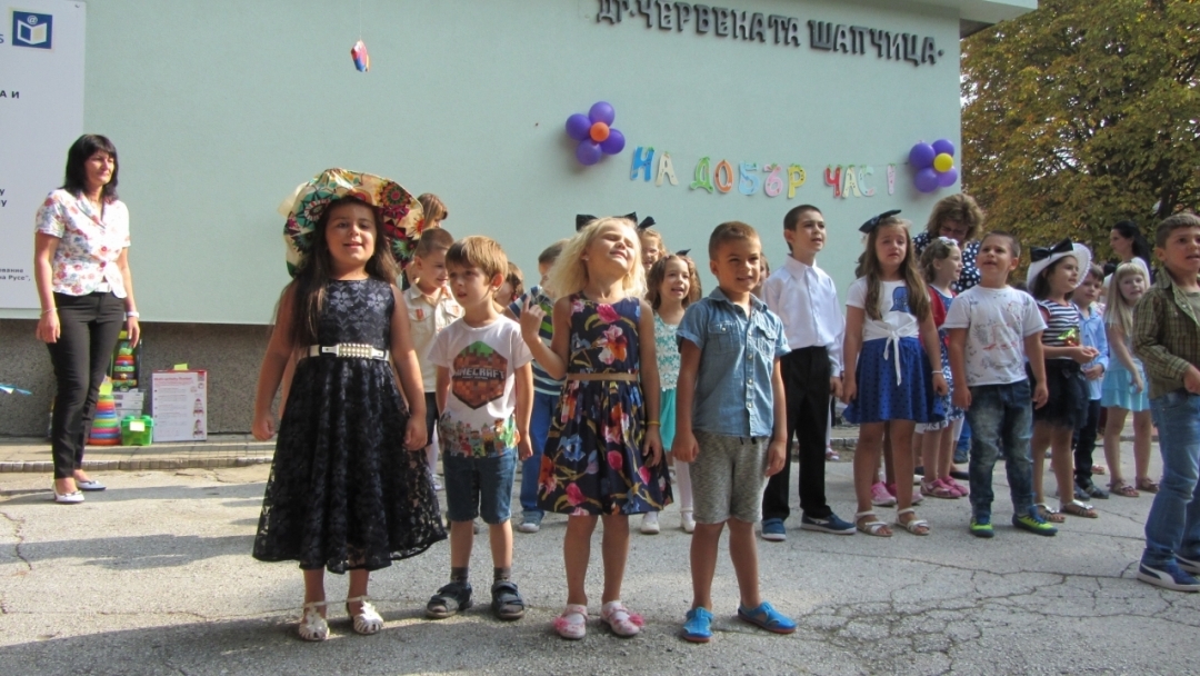 Деца и родители от ДГ "Червената шапчица" с покана за "Десетдневка на отворените врати"