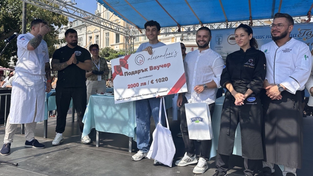 18-годишният Аслан Ахмедов е големият победител в конкурса за нетрадиционна торта „Гараш“ 