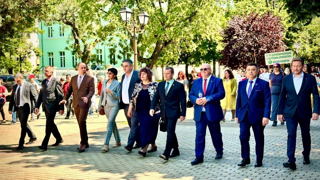 Русе отбеляза 24 май с празнично шествие и концерт пред Общината