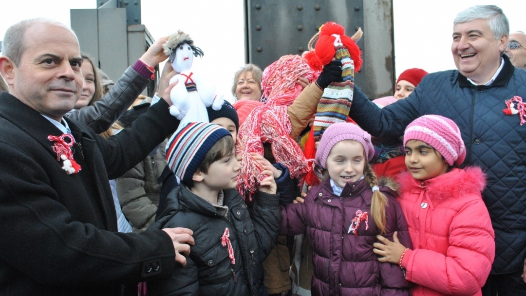 В Русе представиха официално опита за световен рекорд на „Гинес” за най-дълга мартеница