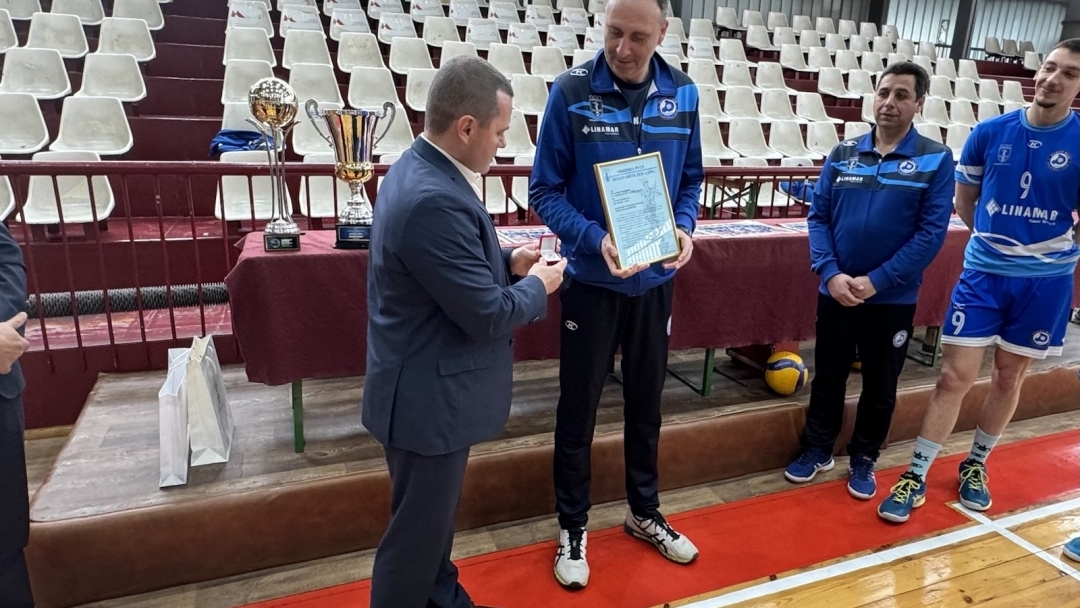 Mayor Pencho Milkov awarded the coach of "Danube"-Ruse Krasimir Mironov with a golden badge