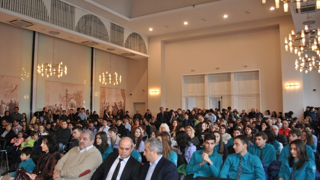 Кметът Пламен Стоилов връчи грамоти на деца с изявени дарби от Русе за 2015 г.