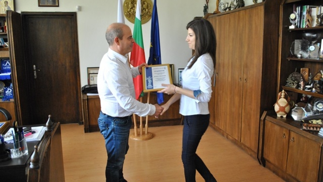 Кметът Пламен Стоилов връчи сертификати на стажанти в Община Русе