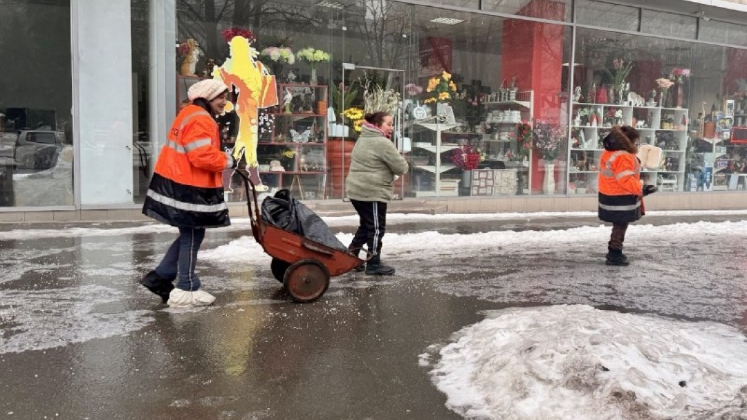 Екипите на три фирми работят по обработката на пътищата срещу заледявания в община Русе