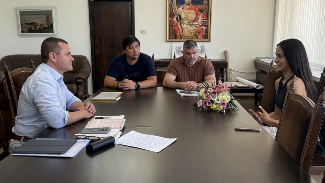 Mayor Pencho Milkov awarded the bronze medalist from the Balkan Athletics Championship Rosina Nikolova