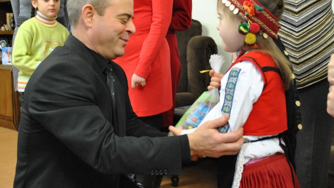 Деца от ресурсния център поздравиха кмета Пламен Стоилов за предстоящите празници 