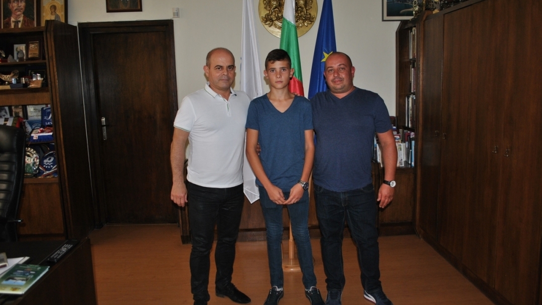 Кметът Пламен Стоилов се срещна с младия картинг шампион Николай Петров
