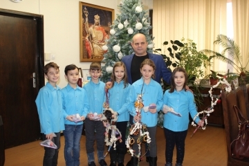 Три двойки близнаци поздравиха кмета Пламен Стоилов за предстоящите коледни празници