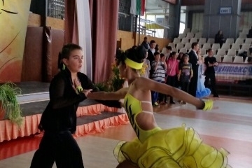 Две русенски двойки с медали и купи от Зоновото първенство по спортни танци 