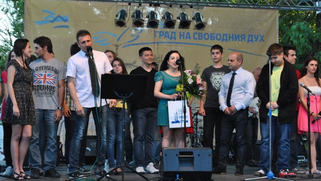 Кметът Пламен Стоилов връчи Награда за иновации на преподавател по информатика