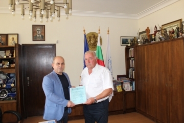 Кметът Пламен Стоилов връчи златна значка "Русе" на председателя на Областния съвет на Българския футболен съюз - Димитър Димитров