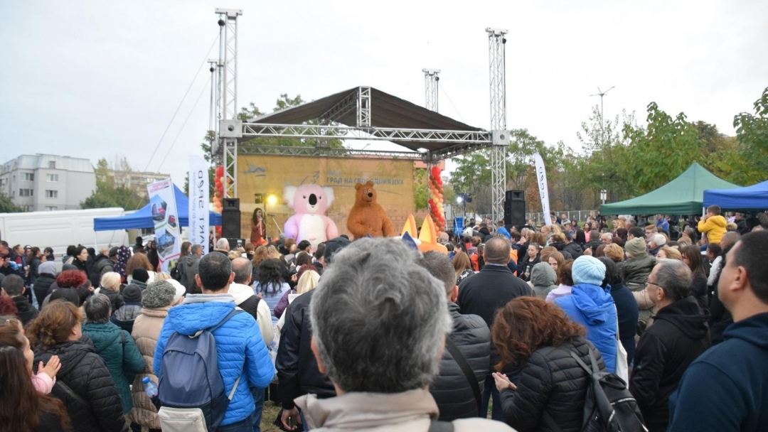 Кварталите „Дружба“ и „Чародейка“ в Русе празнуваха заедно с музика, танци и кулинарни битки