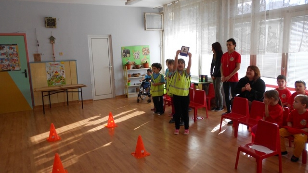 Деца от ЦДГ 'Зора' се учиха да пресичат правилно