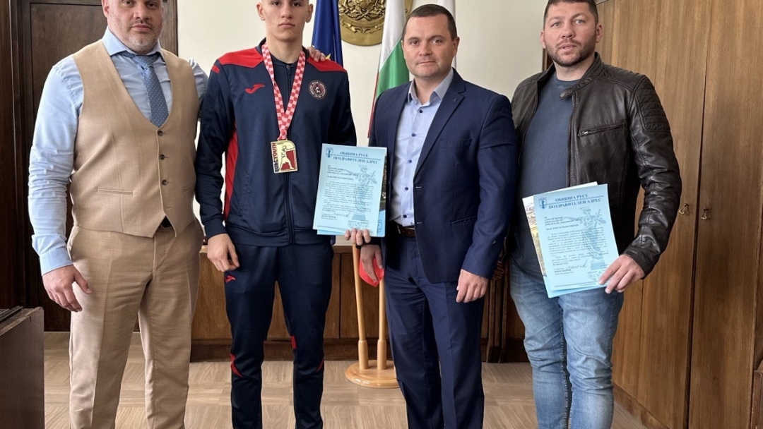 Mayor Pencho Milkov awarded the European boxing champion Viktorio Iliev