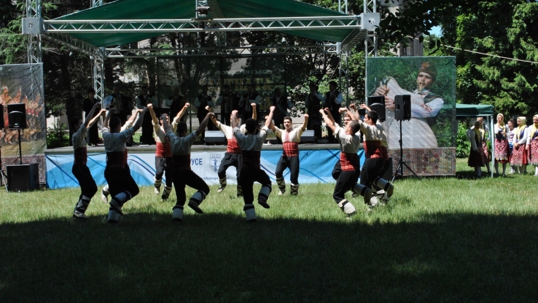 Кметът Пламен Стоилов приветства участниците във фолклорния събор „Златната гъдулка“