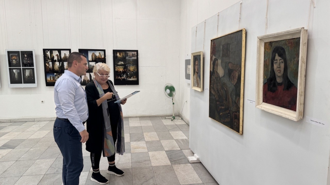 Mayor Pencho Milkov honored the jubilee exhibition of the artist Veselka Eneva