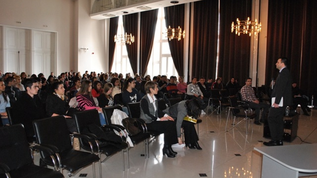 Д-р Карапчански изнесе лекция пред студенти за устойчиво регионално развитие и проектно управление